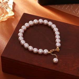 เจลิยา ไทม์เลส เอลเลแกนซ์สร้อยข้อมือมุกโทนสีทองคลาสสิก - Product Image 2