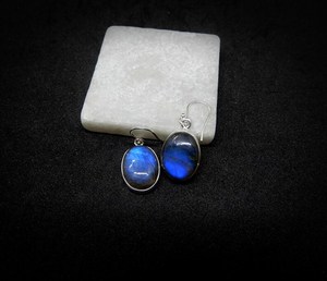 Pendientes de labradorita de plata de ley con ajuste de bisel incrustaciones ovaladas azules llamativas para bodas y fiestas - Product Image 2
