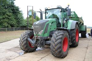 Nuevo Tractor Agrícola Fendt con Capota y Neumáticos Grandes, Herramienta Agrícola Detallada - Product Image 4