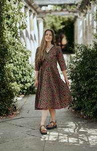 ชุดเดรสฮานีย์พิมพ์ลายด้วยมือ ลายดอกไม้สไตล์โบฮีเมียน สีน้ำตาลชมพู ความยาวระดับน่อง สวมใส่สบายๆ สำหรับโอกาสต่างๆ ผลิตด้วยมือ แฟชั่นที่เป็นมิตรต่อสังคม - Product Image 6