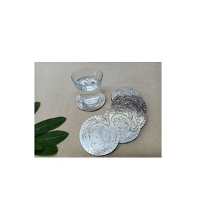 Ensemble de sous-verres en métal doré texturé, conçu pour les maisons rustiques, offrant des détails chaleureux et un attrait décoratif naturel - Product Image 2