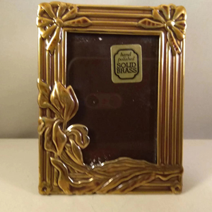 Charmant cadre à motif floral doré porte-photo décoratif élégant affichage de table vintage pour photos œuvres d'art souvenirs cadeaux - Product Image 1