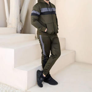 Conjunto Deportivo para Hombre en Color Verde Oliva con Rayas en Gris y Negro, Diseño Moderno, Corte Regular, Hecho de Algodón - Product Image 2