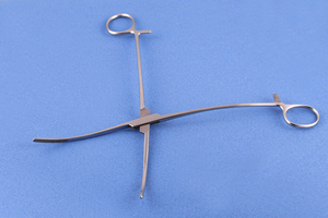 Pinzas Quirúrgicas Curvas Bozeman para Utero, 250 mm, Pinzas Quirúrgicas Manuales de Acero Inoxidable MayoMed - Product Image 2