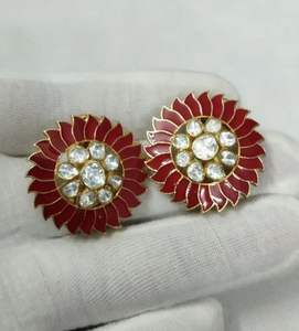 Pendientes de tuerca de esmalte rojo Polki chapados en oro antideslustre de Plata de Ley 925, joyería hipoalergénica perfecta para todas las ocasiones - Product Image 1