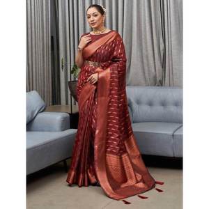 Elegante Sari Marrón Jacquard de Seda Suave para Festividades con Blusa, Vestidos Elegantes para Ocasiones Especiales - Product Image 4