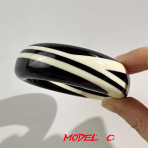 Bracelet jonc en résine épaisse et durable fait à la main pour femmes, bijoux de mode classiques brillants de qualité supérieure, couleur et taille personnalisées disponibles - Product Image 1