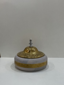 Casserole de luxe en plaqué or martelée avec support en bois pour marmite de meilleure qualité, faite à la main, forme ronde pour réchauffer les fêtes et servir - Product Image 5