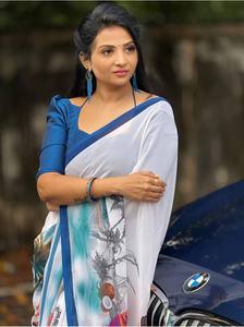 Tela Georgette suave de primera calidad con efecto de humo adicional e impresión digital Allover Saree adjunto con blusa perfectamente combinada - Product Image 2