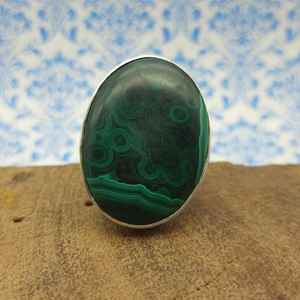 Bague bohème élégante en argent fabriquée à la main, design artisanal, cabochon en malachite naturelle épaisse, perle de diamant pour les mariages et les fêtes - Product Image 2