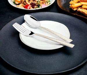 Ensemble de couverts contemporains en argent avec un design minimaliste élégant pour table à manger, cuisine ou célébration de l'Inde - Product Image 2