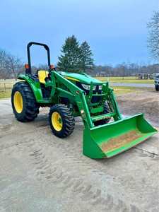 Tractor John Deere 4066M Sólido con Cargador Frontal 4x4, Motor Diésel de 66 HP, Caja de Cambios, Bomba - Alemania, 1710 kg, 100 Horas - Product Image 5
