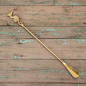 Accessoire de luxe en métal doré, design hippocampe long, créé pour un entrée confortable des chaussures et un attrait décoratif, en provenance d'Inde - Product Image 3