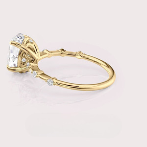 Anillo de Compromiso con Diamante Cultivado en Laboratorio, Corte Ovalado, Certificado por IGI, con Banda de Diamantes con Acentos de Bisel en Oro Amarillo/Blanco y Rosado de 14K - Product Image 3