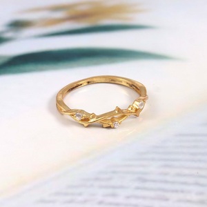 Anillo de banda fina CZ blanca de Plata de Ley 925 chapado en oro - Product Image 4