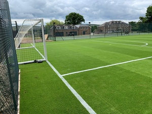 Personalizzabile 30mm in erba sportiva sintetica non riempita coperta a cinque <span class=keywords><strong>campi</strong></span> da calcio eco-friendly resistente al fuoco facile installazione - Product Image 1