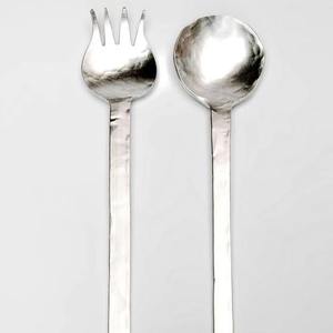 Ustensiles de service à salade en acier inoxydable très brillants avec de longues poignées élégantes et une finition classique pour le buffet ou le dîner - Product Image 3