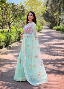 Sari de seda tejido de diseñador con bordado floral, hilos multicolores y trabajo de secuencia para fiestas y bodas - Product Image 2