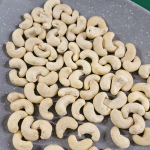 Prix bas Kaju Badam SANTIGO Noyaux de cajou WW450 Délai court Noix de cajou brutes - Product Image 1