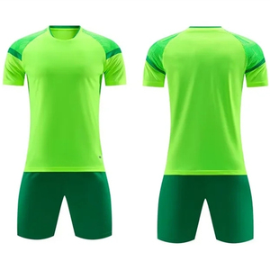 Nuevo modelo de camisetas de fútbol para equipos, logotipo personalizado, nombre, patrocinador de entrenamiento de fútbol, uniforme de fútbol seco de poliéster 100% - Product Image 2