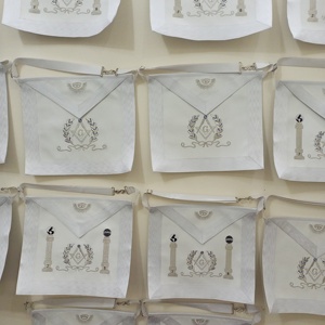 Delantal masónico maestro masónico blanco elegante, detalles plateados bordados a mano con diseño de ojo que todo lo ve y cuadrado y brújula - Product Image 2