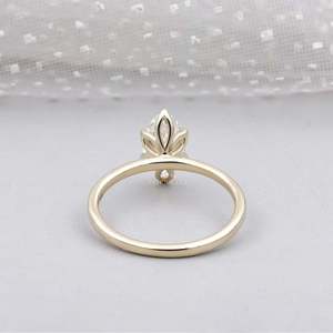 Anillo de Compromiso Solitario Marquise con Diamante Cultivado en Laboratorio Certificado por IGI, Engaste de 6 Puntas - Product Image 5