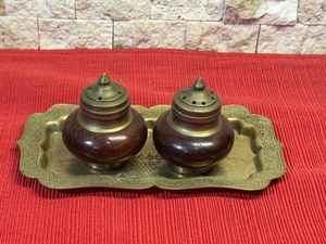 Juego de sal y pimienta de latón mínimo con cuerpo compacto y tono dorado, ideal para presentaciones de mesa simples pero elegantes - Product Image 3