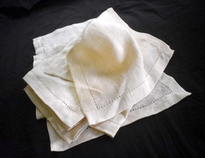 "Manteles individuales clásicos de algodón de lino con esquinas ingleteadas y dobladillo de puntos blancos" - Product Image 4