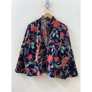 Veste en velours imprimé pour l'automne, bleu marine, avec motif Chinoiserie tropicale, la collection 'Midnight Aviary' - Finition de qualité supérieure - Product Image 6