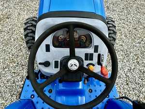 Claas pour New Holland Workmaster 37 4WD tracteur sur chenilles moteur Diesel 70hp 90hp 60hp 100hp pompe tracteur à roue à puissance nominale - Product Image 6