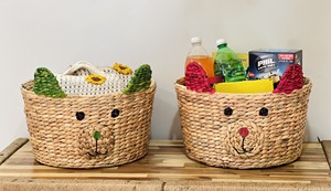 Panier de rangement en rotin fait main avec adorable visage d'animal organisant les jouets et vêtements pour enfants dans la chambre à coucher - Product Image 5