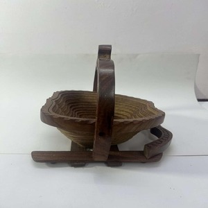 Panier à fruits suspendu pliable sculpté dans du bois naturel Produit artisanal élégant et écologique - Product Image 3