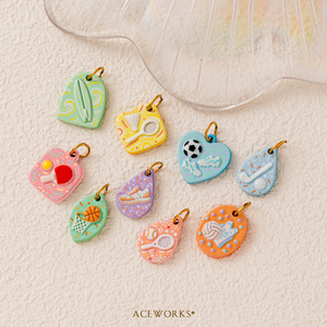 Galerie de breloques sportives pastel |   Pendentifs en acier inoxydable plaqué or 18 carats PVD, émail peint à la main, tennis, football, basketball, golf, surf - Product Image 3