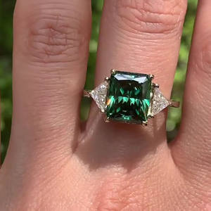 Anillo de moissanita de tres piedras Anillo de compromiso de moissanita verde 3,76 CTW Diamante de corte radiante Anillo de brida de boda de oro amarillo VVS2 - Product Image 4