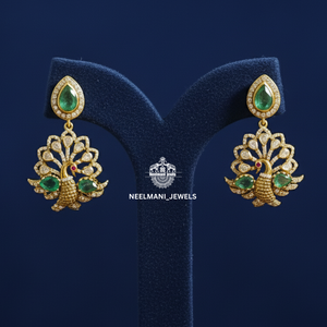 Pendentif Paon et Boucles d'Oreilles Assorties, Pièce de Bijouterie Élégante et d'Collection Culturelle - Product Image 1