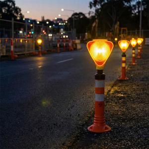 Ensemble de délimiteurs triangulaires solaires orange pour la sécurité routière, fabriqués en matériaux durables ABS, PC et aluminium - Product Image 4