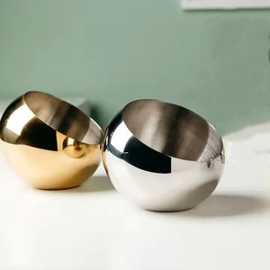 Cenicero de escritorio para fumadores hecho de metal con acabado pulido adecuado para restaurantes, balcones y patios - Product Image 1