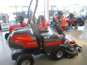 Tondeuse autoportée Husqvarna P 524 X EFI de qualité supérieure avec tracteur de jardin - Product Image 4