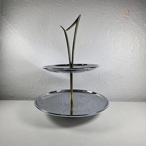 Support à gâteau en métal contemporain avec une construction solide, conçu pour les gâteaux, les cupcakes et les présentoirs de boulangerie - Product Image 1