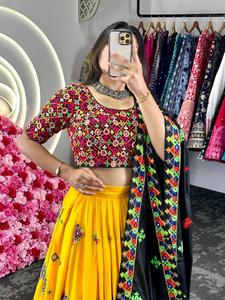 Venta al por mayor nuevo diseñador Navratri especial rayón hermoso Chine Stitch y espejo Real trabajo Lehenga y Choli con Dupatta - Product Image 4