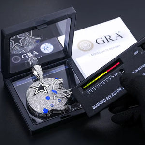 Collier pendentif casque de football glacé en argent plaqué or pour homme bleu Accents Star Design avec style Hip Hop Moissanite - Product Image 5