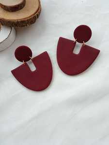 Pendientes elegantes de resina artesanal con deslumbrante acabado metálico - Product Image 2