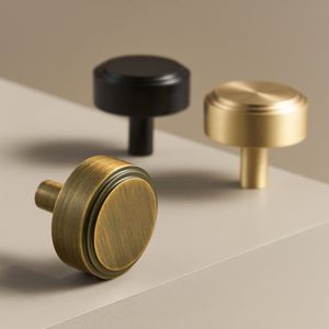 Boutons en laiton pour armoires artisanales offrant un aspect poli élégant ajoutant de la beauté aux intérieurs de chambre traditionnels - Product Image 1