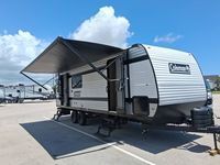 Caravane miniature mobile d'occasion en forme de larme, construction en acier inoxydable, design moderne, cuisine coulissante, capacité de couchage pour 2 personnes