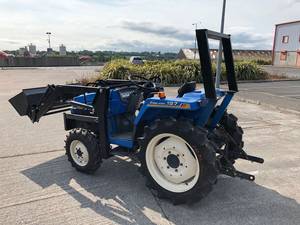 Tracteur compact LANDHOPE TU197F 19HP 4WD + NOUVEAU chargeur frontal |   1.3L 3 cylindres Diesel |   Direction assistée |   9F/3R |   Capacité de levage de 300 kg - Product Image 4
