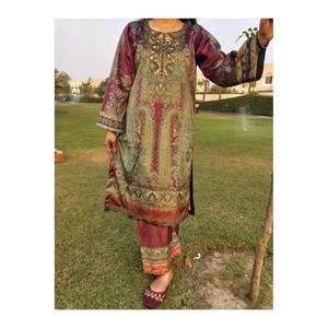 Kurtis bordados de terciopelo de alta calidad para mujer, Kurtis de uso diario listos para usar para mujer, tela transpirable de Pakistán - Product Image 3