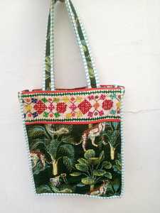 Sac fourre-tout à bandoulière pour femme en coton imprimé à la main en Inde, imprimé animal, broderie florale, mode estivale - Product Image 5