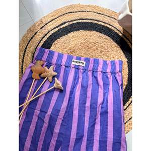 Pantalones Morados Suaves con Rayas Anchas, Tejido de Tela, Tabla de Tallas en la Descripción - Product Image 2