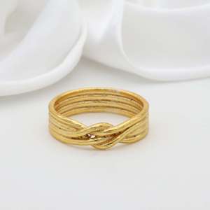 Bague en laiton plaqué or 18 carats, motif nœud délicat, texture minimaliste entrelacée, vente en gros pour femmes - Product Image 5
