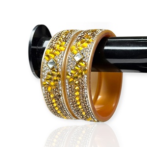 Conjunto de Brazaletes de Acrílico Hechos a Mano con Baño de Oro, Estilo Moderno, Acabado Antiguo con Perlas, Tradicional para Bodas, a Precio de Mayoreo - Product Image 1